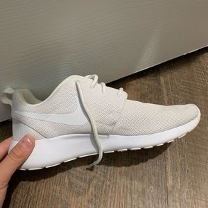 WHITE NIKE SHOES